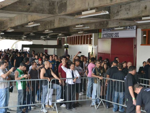 Fila para autógrafos UFC (Foto: Adriano Caldas / Globoesporte.com)