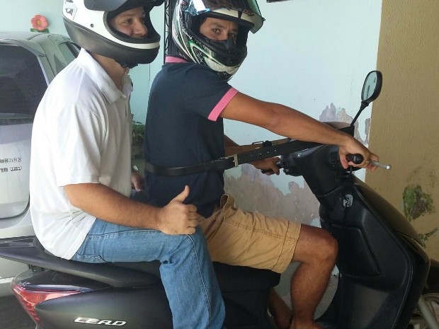 Motociclista é multado por 'conduzir sem cinto de segurança' em Fortaleza (Foto: Arquivo pessoal)
