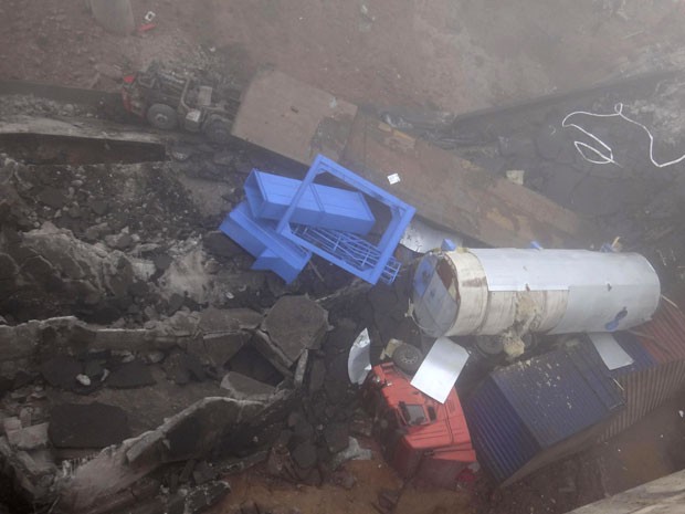 Carrocerias de caminhões e destroços da ponte são fotografados após explosão (Foto: Reuters)
