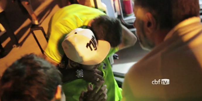 Neymar desembarque Rio cadeira de rodas (Foto: Reprodução/YouTube)