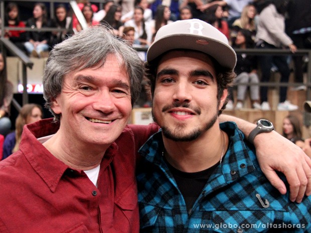 Ator posa para fotos com o apresentador Serginho Groisman (Foto: TV Globo/Altas Horas)