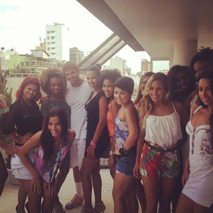 Ariadna Arantes e amigos (Foto: Reprodução/Instagram) Ariadna Arantes e amigos (Foto: Reprodução/Instagram)
