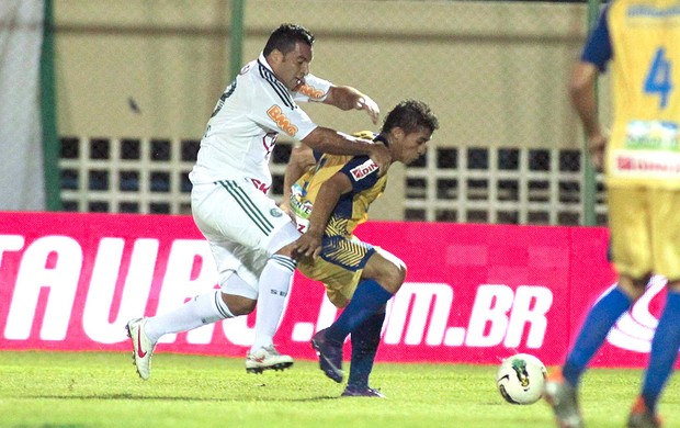Daniel Carvalho tenta passar pela marcação do Horizonte (Foto: Jarbas Oliveira / VIPCOMM)