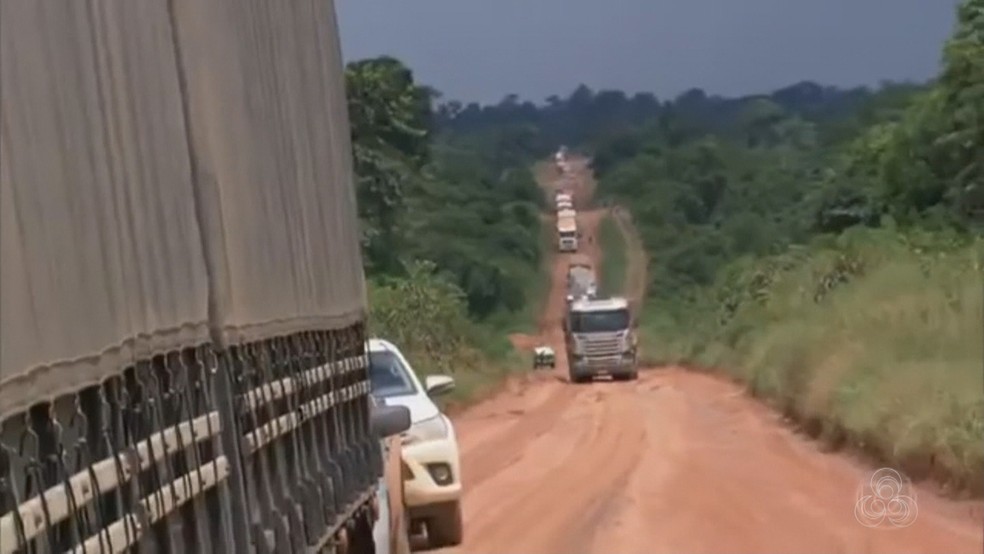 BR tem trechos com atoleiros (Foto: Reprodução Rede Amazônica Acre)