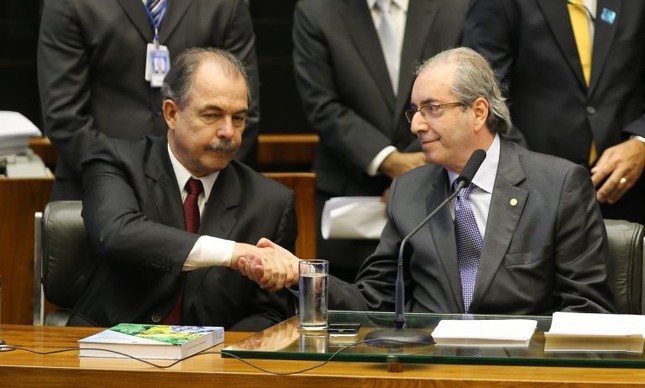 Aloizio Mercadante, ministro-chefe da Casa Civil, e Eduardo Cunha, presidente da Câmara (Foto: VEJA Online)