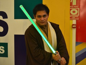Victor Ken Omura reúne fãs para ensinar técnicas de combate Jedi (Foto: Jéssica Alves/G1)