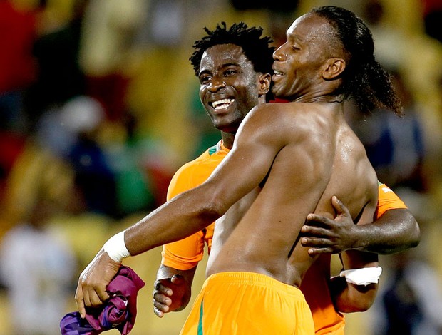 Drogba comemora gol da Costa do Marfim (Foto: AP)