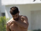 Fiu-fiu: sem camisa, Cauã Reymond atrai olhares após manhã de surfe