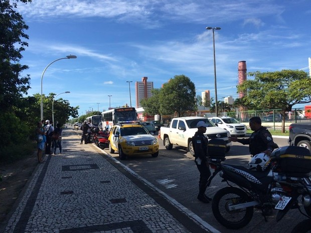 Blitz foi realizada na Avenida Engenheiro Roberto Freire (Foto: Mariana Rocha/Inter TV Cabugi)