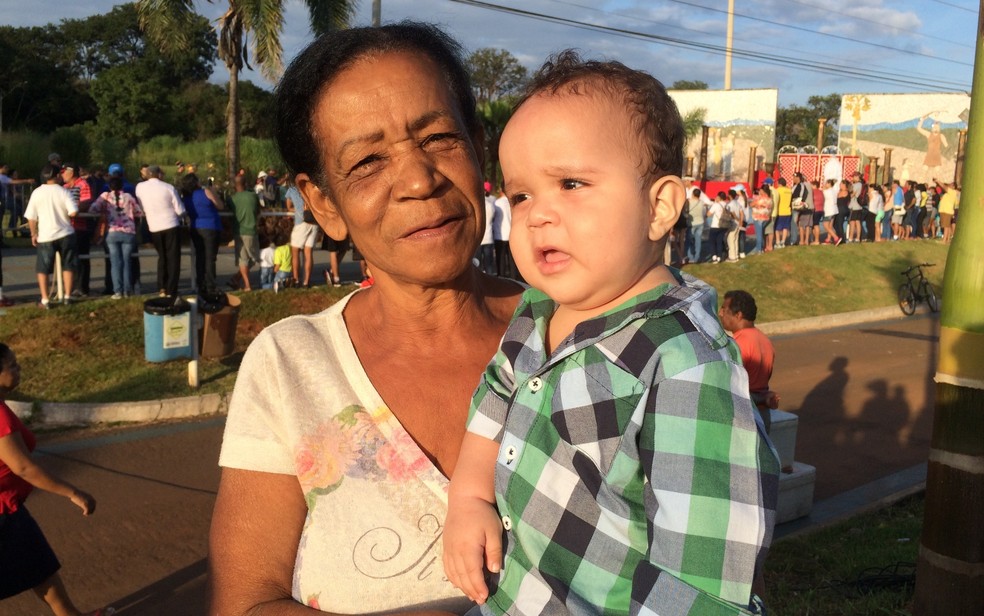 Público se emociona durante encenação da vida e morte de Jesus Cristo (Foto: Vitor Santana/G1)