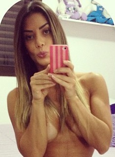 Close revela pelos loiros pelo corpo de Graciella Carvalho (Instagram/ Reprodução) Close revela pelos loiros pelo corpo de Graciella Carvalho (Instagram/ Reprodução)