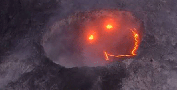 Lava faz vulcão 'sorrir' no Havaí (Foto: Paradise Helicopters/Facebook)