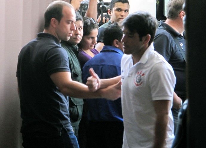 Sem assédio, Timão desembarca pela pista na chegada a Cuiabá