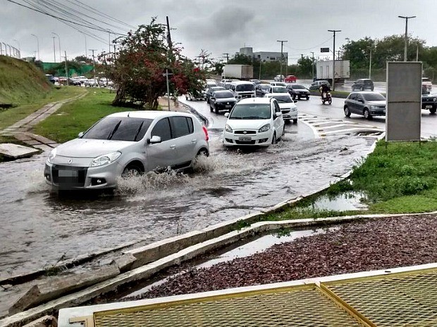 Área entre as avenidas Nilton Lins e Torquato Tapajós ficou alagada (Foto: Divulgação/Manaustrans)