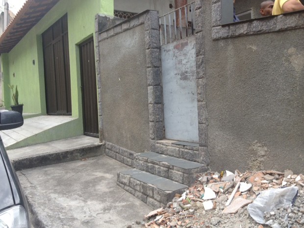 Mulher encontrou mochila na porta de casa na manhã desta terça-feira (29) (Foto: Mariucha Machado / G1)