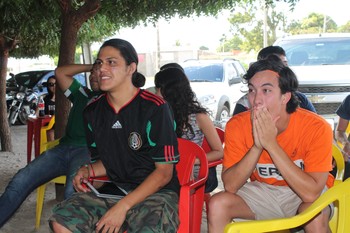 Mexicanos e holandês assistem jogo da Copa juntos em Petrolina (Foto: Magda Lomeu)