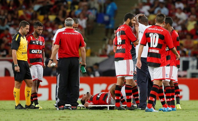 hernane, Flamengo x Cabofriense (Foto: Marcos Tristão/Agência O Globo)