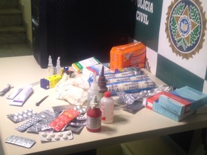 Remédios foram apreendidos em casa onde a polícia suspeita que tenha sido feito aborto em Niterói, RJ (Foto: Alba Valéria Mendonça/G1)