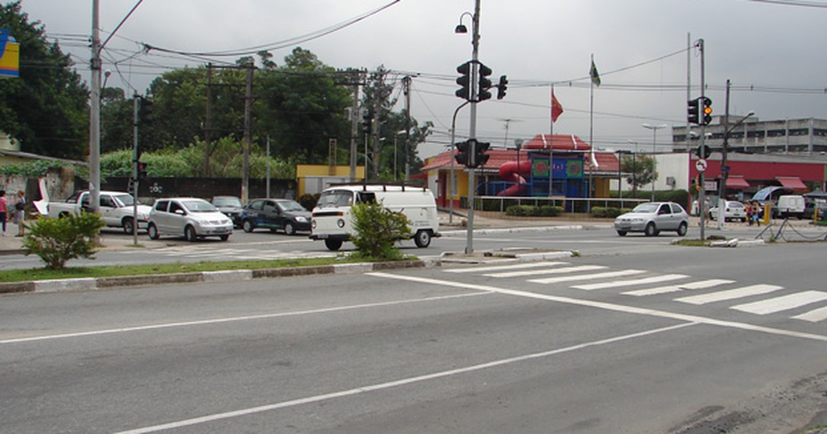 G1 - Comerciantes limpam lojas após chuva que atingiu a Zona Oeste de