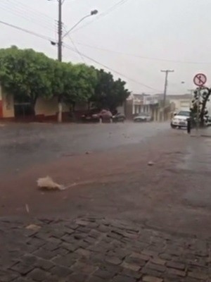 Moradores de várias cidades goianas registram primeiras chuvas depois de estiagem (Foto: Reprodução/TV Anhanguera)