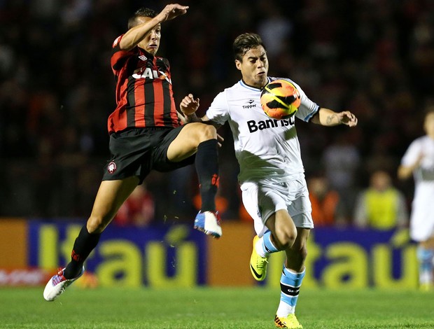 Pedro Botelho e Vargas Atlético-PR x Grêmio (Foto: Heuler Andrey / Ag. Estado)