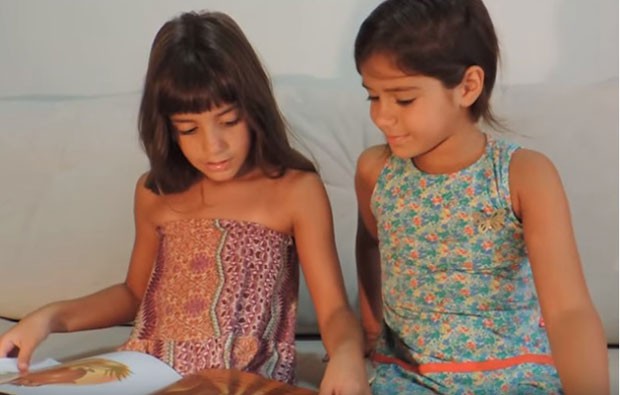 Juliana e Beatriz dão dicas literárias em vídeos. (Foto: Reprodução/Youtube)