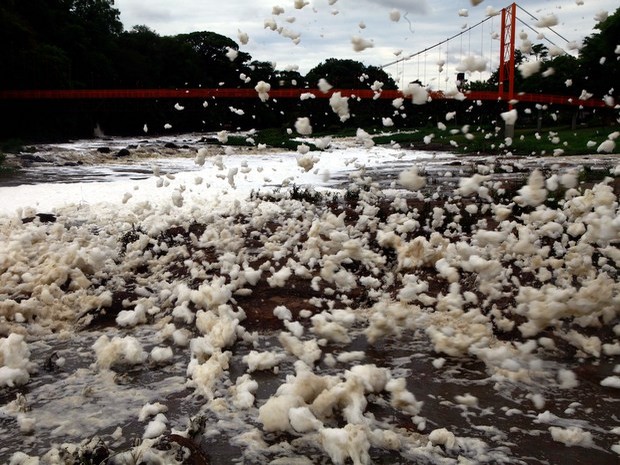 G Redemoinho De Espuma Se Forma Sobre O Rio Piracicaba Veja As