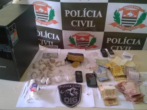 Dupla é presa por tráfico de drogas no bairro Pontilhão em Cruzeiro, SP (Foto: Divulgação/ DIG Cruzeiro)