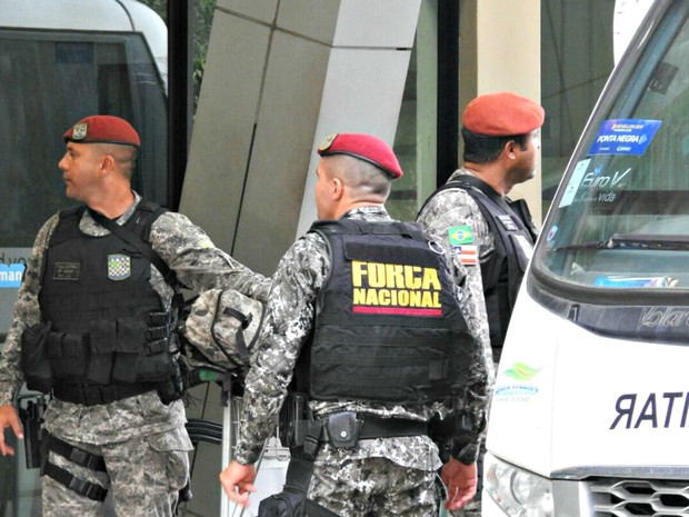 Avião da FAB desembarcou por volta das 4h55 no horário de Brasília (Foto: Adneison Severiano/G1 AM)