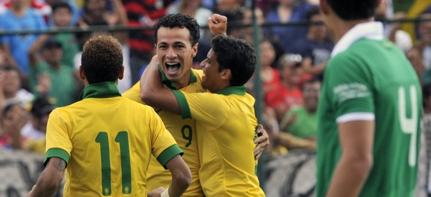 leandro damião brasil x bolivia (Foto: AFP)