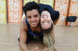 Rodrigo e Raquel brincam no ensaio (Foto: Domingão do Faustão / TV Globo)