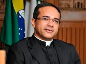 Padre Alcimário Pereira recebeu ameaças por ligações e mensagens (Foto: Elpídio Júnior/G1)