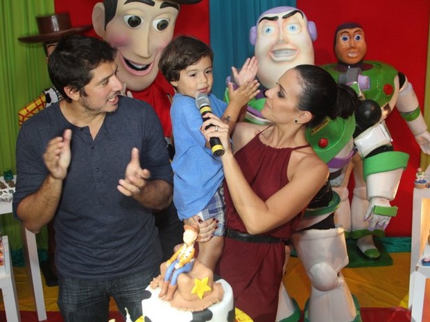 Juliana Knust com o marido, Gustavo Machado, e o filho Matheus, em festa no Rio (Foto: Anderson Borde/ Ag. News)