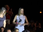 Grávida, Fernanda Gentil curte show do Roupa Nova no Rio