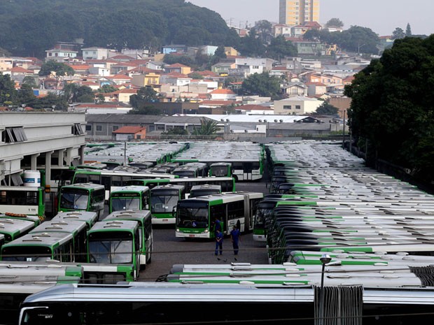 Garagem da Viação Santa Brígida, na Vila Jaguara, lotada nesta quarta-feira (21). Empresa atende a Zona Norte de São Paulo. (Foto: Felipe Rau/Estadão Conteúdo)