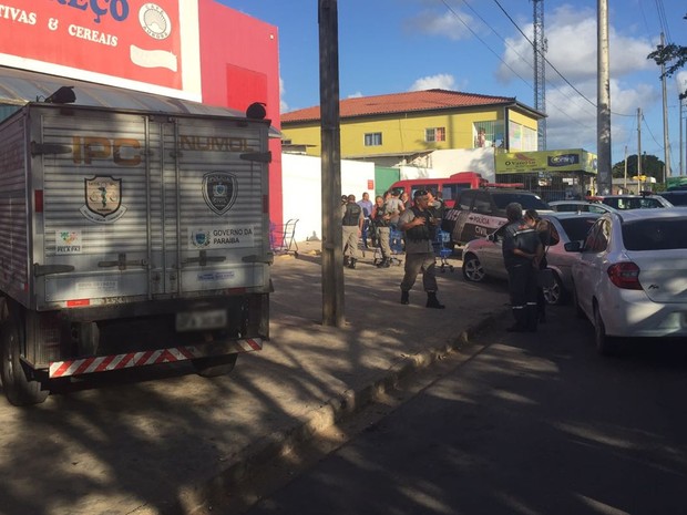 Carro descaracterizado da polícia bateu no veículo do suspeito que morreu (Foto: Walter Paparazzo/G1)