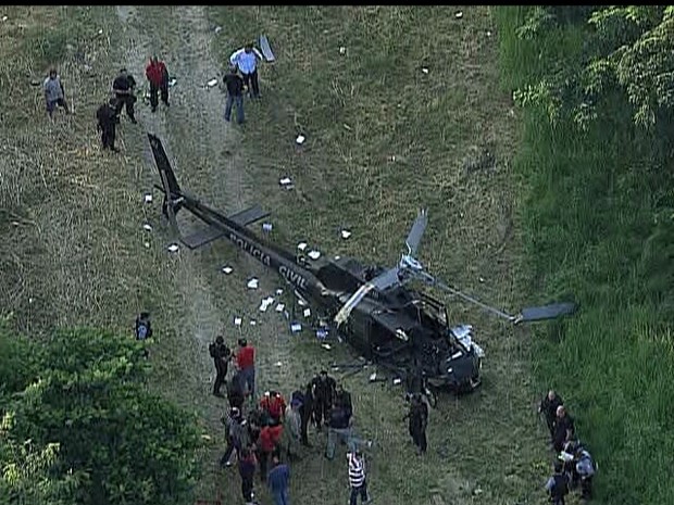 Helicóptero da Polícia Civil cai na Zona Portuária do Rio (Foto: Globonews/Reprodução)