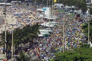 Manifestantes protestam contra o governo em Copacabana (Rodrigo Gorosito / G1)