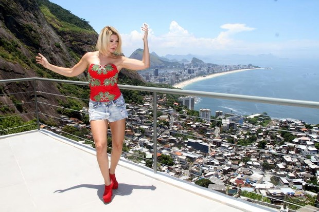 Antonia Fontenelle no Vidigal, no Rio (Foto: Daniel Delmiro/Agnews)
