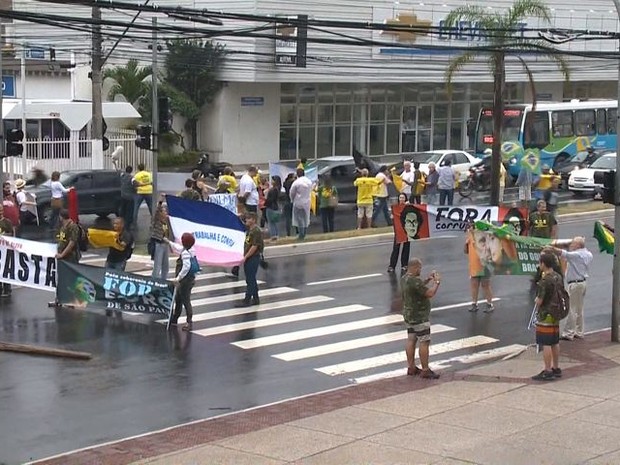 Manifestantes na Reta da Penha (Foto: Reprodução/ TV Gazeta)