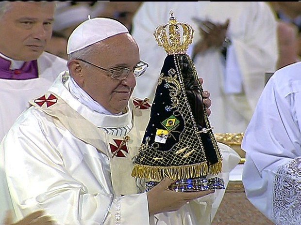Papa Francisco recebe imagem de Nossa Senhora esculpida em madeira de presente (Foto: Reprodução GloboNews)