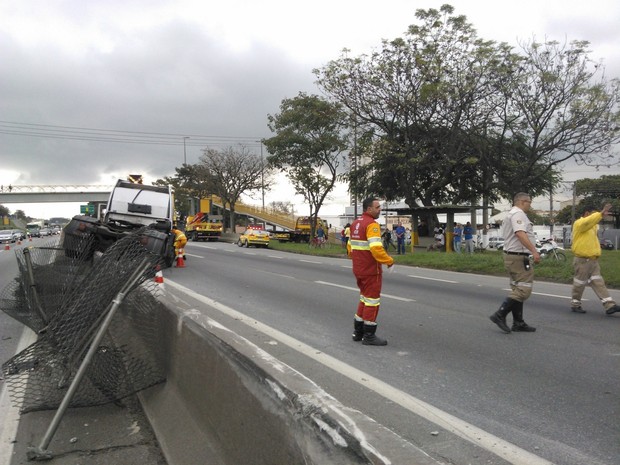 G1 - Acidente Com Caminhão Complica O Trânsito Na Via Dutra Em Taubaté ...