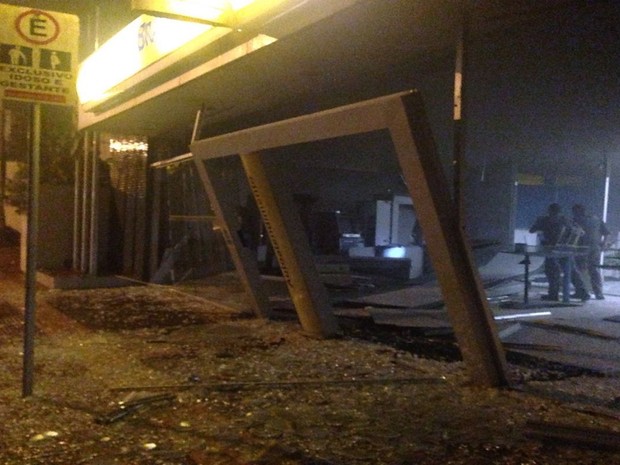 Estrutura metálica na entrada da agência ficou destruída com a explosão. Rio Preto (Foto: Divulgação / Polícia Militar)