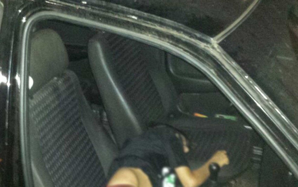 Menino de 11 anos em coma alcoólico dentro de carro na plataforma inferior do Conic, em Brasília, no domingo (11) (Foto: Polícia Militar/Divulgação)