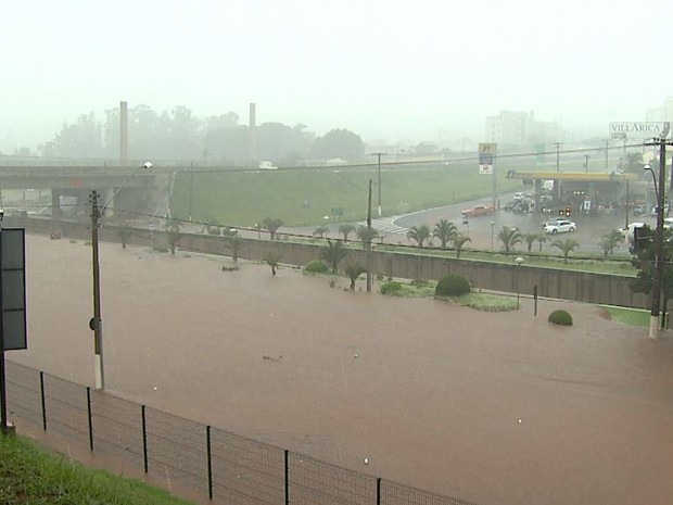Avenida Ismael Alonso y Alonso ficou debaixo d'água durante temporal (Foto: Reprodução/EPTV) Avenida Ismael Alonso y Alonso ficou debaixo d'água durante temporal (Foto: Reprodução/EPTV)