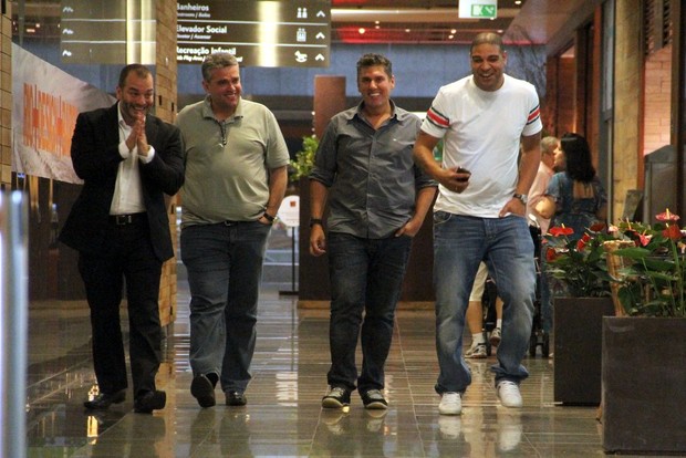 Adriano almoça com amigos no shopping (Foto: Marcus Pavão/ Ag. News)