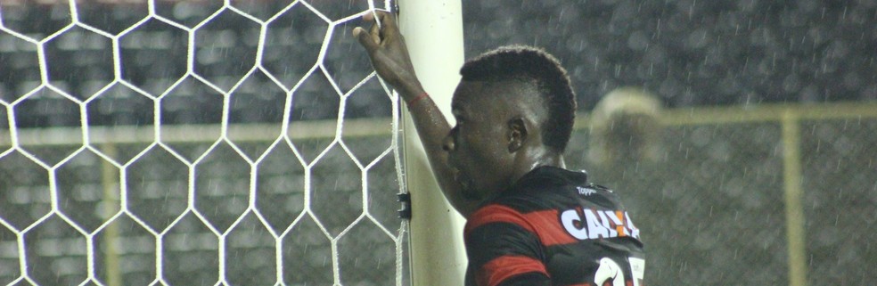 Zagueiro acredita em recuperaA�A?o do VitA?ria com triunfo no clA?ssico (Foto: MaurA�cia da Mata/EC VitA?ria/DivulgaA�A?o)