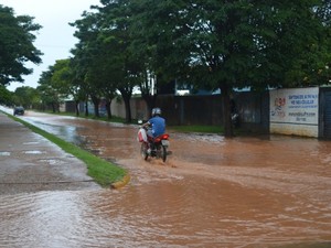 Motociclista tem dificuldades para passar em via (Foto: Lauane Sena/G1)