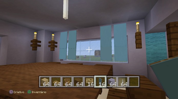 As bandeiras, uma das novidades de Minecraft, podem ser usadas como cortinas nas janelas (Foto: Reprodução/Rafael Monteiro)