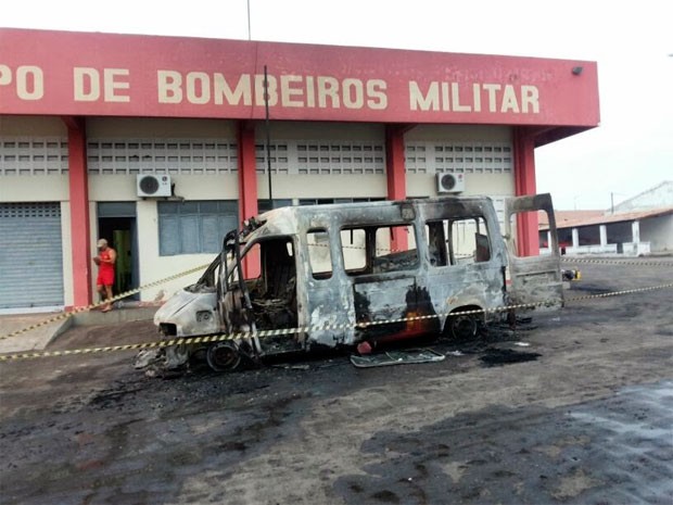 Vários veículos do Corpo de Bombeiros em Pau dos Ferros foram incendiados durante a madrugada (Foto: Heráclito Daniel)